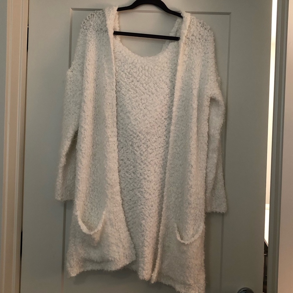 ‼️SOLD‼️ Super soft and cozy white cardigan